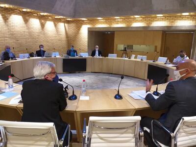 El ministro de Salud, Julio Mazzoleni (derecha) se reunio ayer con los obispos en la Casa Pastoral de la Conferencia Episcopal Paraguaya, en el predio del Seminario Metropolitano.
