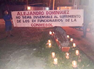 Los exfuncionarios de la Conmebol colocaron un ataúd  frente a la casa de Domínguez y la rodearon con velas encendidas.