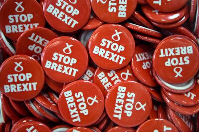 Prendedores del Partido Nacional Escocés antibrexit.