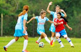 la-albirroja-fabiola-ayala-der-intenta-aduenarse-del-balon-ante-el-trio-brasileno-la-seleccion-nacional-sub-20-no-pudo-cerrar-los-amistosos-con-una-220400000000-1109779.jpg