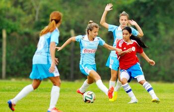 la-albirroja-fabiola-ayala-der-intenta-aduenarse-del-balon-ante-el-trio-brasileno-la-seleccion-nacional-sub-20-no-pudo-cerrar-los-amistosos-con-una-220400000000-1109779.jpg