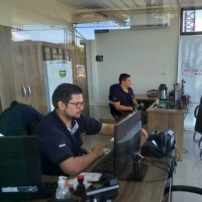 Funcionarios de Migraciones en el cruce entre Ayolas (Paraguay) e Ituzaingó (Argentina), sobre la EBY. Funcionarios de Migraciones identificados como los supuestos estafadores en el cruce entre Ayolas (Paraguay) e Ituzaingó (Argentina), sobre la EBY. Funcionarios de Migraciones identificados por el denunciante como los supuestos estafadores en el cruce entre Ayolas (Paraguay) e Ituzaingó (Argentina), sobre la EBY.