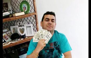 una-de-las-fotografias-en-las-que-aparece-felipe-ivan-con-un-importante-lote-de-billetes-de-100-dolares-que-dio-pie-a-su-apodo--193328000000-1648572.jpg