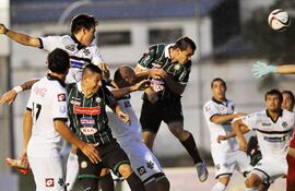 gran-salto-y-cabezazo-de-juan-nunez-para-vencer-a-bernardo-medina-y-decretar-el-primer-gol-de-rubio-u-anoche-en-el-nido--01012000000-1395201.jpg