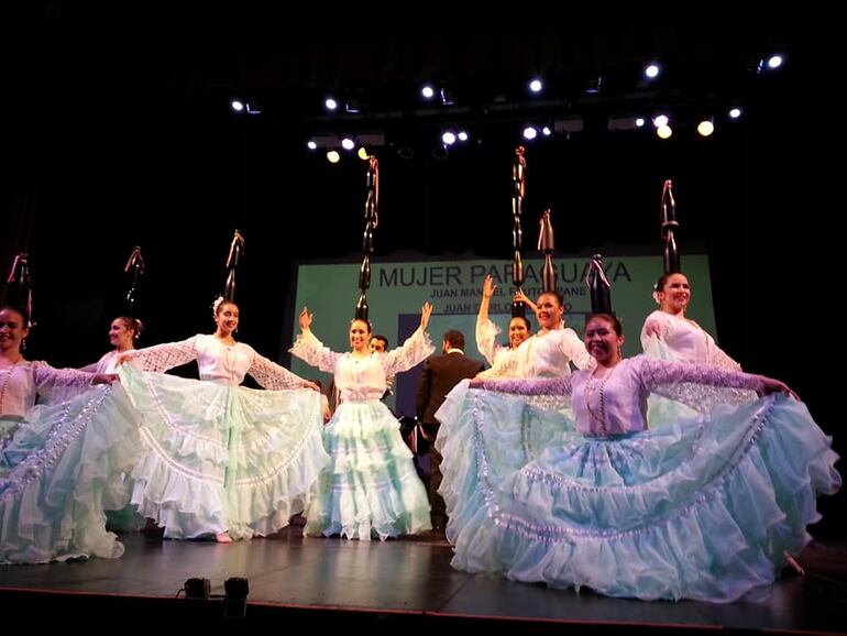Con destreza e impecable vestuario, las bailarinas se lucieron con el tradicional Baile de las botellas que fue muy celebrado por el público.