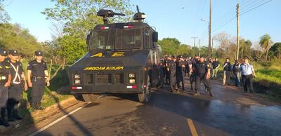 Centenares de Policías fueron convocados para despejar el inmueble invadido.