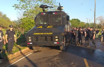 Centenares de Policías fueron convocados para despejar el inmueble invadido.