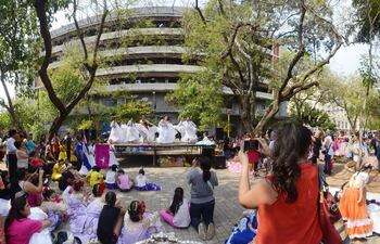 un-colorido-especial-ofrecio-ayer-la-plaza-oleary-donde-se-realizo-un-festival-danza-y-eleccion-de-reina-del-folclore--195311000000-1494056.jpg