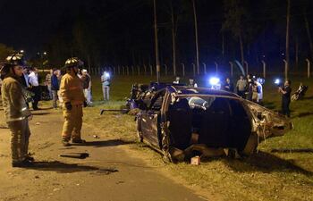 bomberos-voluntarios-frente-a-una-de-las-mitades-del-automovil-subaru-que-aparentemente-jugaba-una-carrera-contra-una-camioneta-en-la-zona-del-parque-194740000000-1603931.jpg