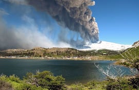 el-sabado-el-volcan-copahue-empezo-a-escupir-cenizas-y-actualmente-la-columna-de-gases-y-cenizas-alcanza-entre-1-y-15-km-efe-194110000000-499464.jpg