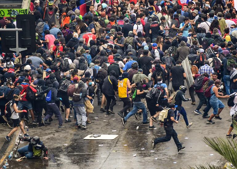 Una nueva tarde de incidentes y manifestaciones se registró este viernes en Chile.