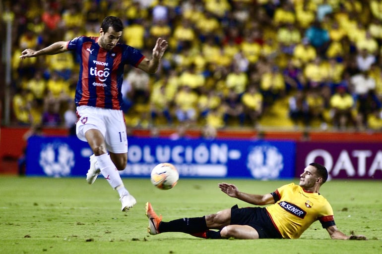 Raúl Cáceres disputa el balón en Guayaquil durante el duelo Barcelona y Cerro Porteño.