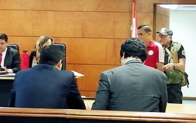 José Ignacio Vera, al ingresar a la sala de juicio oral, presidido por el juez Juan Carlos Zárate.