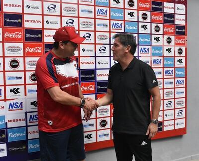 Eduardo Berizzo, saludando al técnico de Nacional, Aldo Bobadilla.