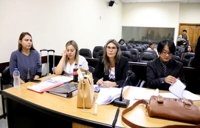 Los fiscales Deny Yoon Park (d) y Lorena Ledesma, agentes del Ministerio Público que investigaron el presunto tráfico de armas de guerra.