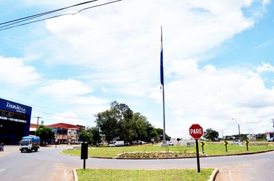 Rotonda de la zona urbana de J. Eulogio Estigarribia que en poco años fue  convertida en un polo industrial.