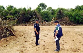 un-policia-y-el-fiscalizador-de-la-seam-observan-el-campo-de-gregorio-ramon-morales--222056000000-612559.jpg