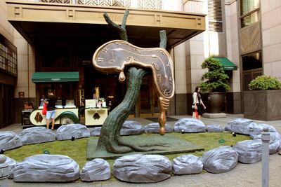 La estatua "Le profil du temps", del artista español Salvador Dalí, que alcanzó los 7,6 millones de yuanes (un millón de dólares, 911.660 euros) en la subasta organizada por la casa Christie's en China.