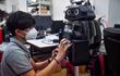 Un estudiante de ingeniería configura un robot médico modificado para inspeccionar y observar a pacientes con coronavirus en Bangkok.