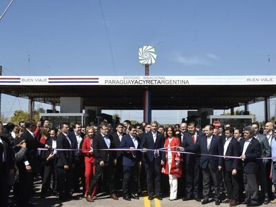 El mandatario Mario Abdo Benítez (c) desata la cinta que habilita oficialmente el paso fronterizo Ayolas-Ituzaingó.