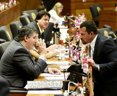 El diputado abdista Ulises Quintana (der.), acusado por supuesto narcotráfico y lavado de dinero conversa con el abdista Esteban Samaniego, imputado.