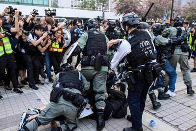 Policías y manifestantes se enfrentan este domingo en Hong Kong.