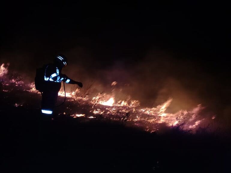 Otra quema de pastizal en San Roque González.