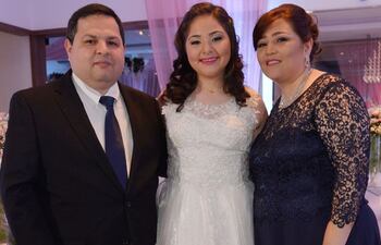 la-joven-recibio-a-sus-invitados-en-compania-de-sus-padres-pablo-luis-ramirez-riveros-y-maria-victoria-vera-talavera--194941000000-1497345.jpg