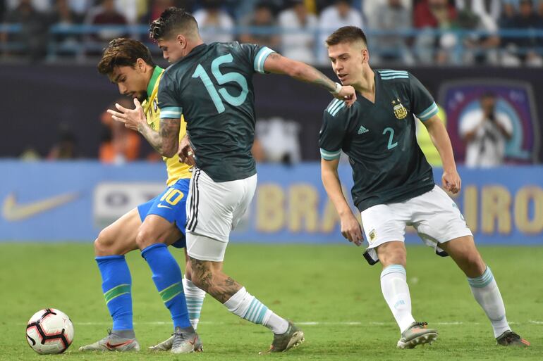 Lucas Paqueta intenta proteger el balón en el duelo ante Argentina.