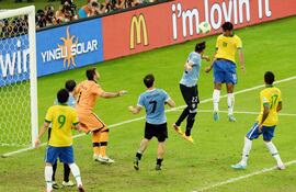 paulinho-salta-mas-que-todos-y-aplica-el-cabezazo-para-anotar-el-gol-de-la-victoria-para-brasil-ante-uruguay-los-charruas-buscaban-reprisar-otro-mar-231056000000-569301.jpg