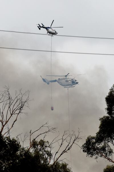 Helicópteros trabajan en la zona del incendio.