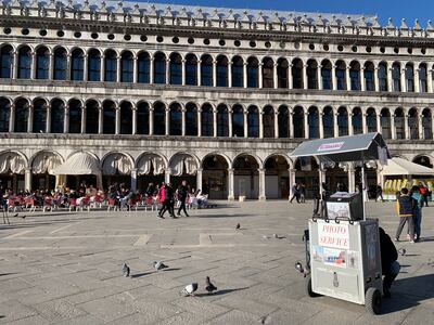 Plaza de San Marcos de Venecia. Tres meses después de la dramática inundación, algo extraño sucede. La ciudad se queja de que hay muy pocos visitantes.