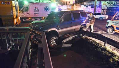 Ambos vehículos involucrados en la colisión quedaron con desperfectos en medio de la transitada avenida, de donde fueron retirados por agentes policiales y bomberos voluntarios.