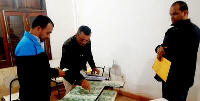 Los intervinientes cuentan los billetes incautados tras el operativo encubierto. Fue el pasado lunes en Alberdi.