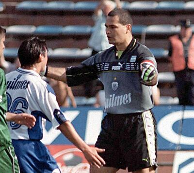 Chilavert celebra junto a un compañero la conquista de su segundo gol.