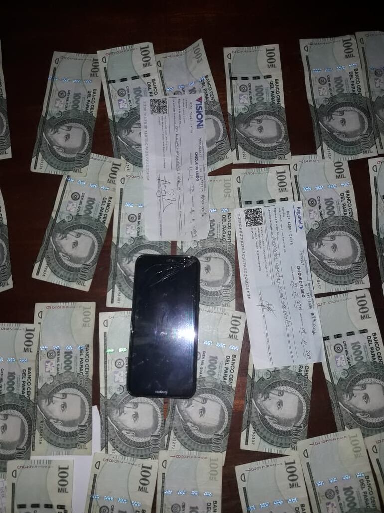 Dinero, celular y cheques recuperados de la vivienda del "empleado infiel".