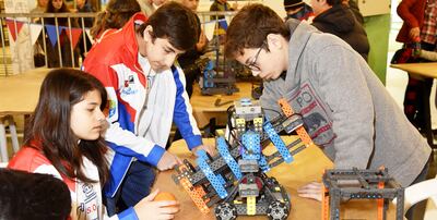 Los stands de robótica fueron muy visitados por los estudiantes  en el Asunción Mini Maker Faire 2019 que por tercer año consecutivo se realizó con gran éxito en el  Shopping Mariscal.