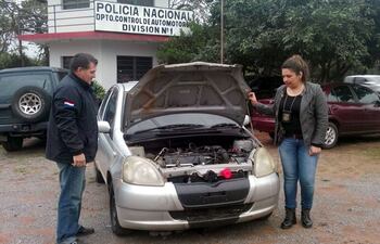dos-agentes-de-la-division-n-1-del-departamento-de-control-de-automotores-que-funciona-en-ytororo-revisan-el-coche-toyota-vitz-recuperado-en-capiat-204828000000-1355626.jpg