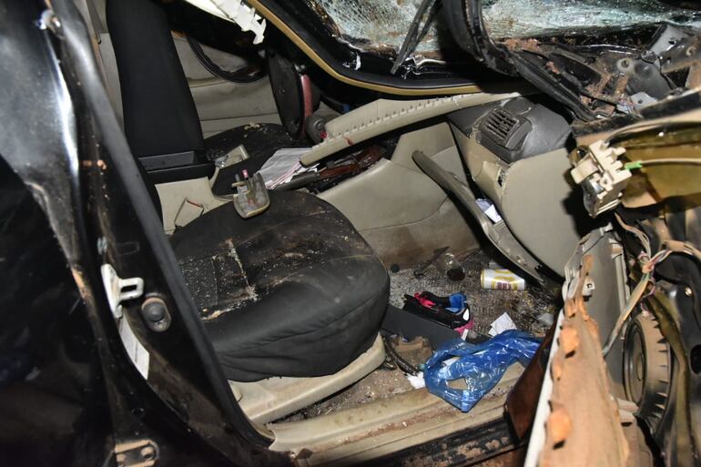 Latas de cerveza encontradas en el vehículo.