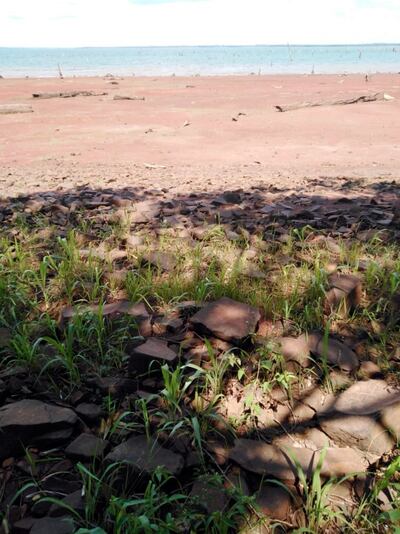 El lago artificial o embalse de la hidroeléctrica de Itaipú binacional cuando bajó más de dos metros y medio (archivo).