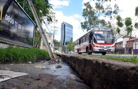 una-cloaca-a-cielo-abierto-se-extiende-desde-la-calle-cesar-lopez-moreira-hasta-el-hotel-sheraton-prosigue-cerca-de-la-comisaria-10-hasta-madame-lyn-193943000000-1534847.jpg