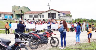 Manifestación de pobladores  de Bahía Negra en la mañana de ayer frente al local donde funciona el  IPS y servicios de salud pública.