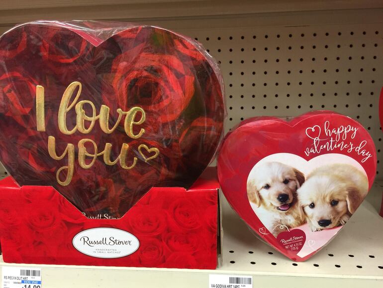 Vista de unas cajas de bombones que se venden por el día de San Valentín con tema alusivo a perros, desplegadas en una tienda para mascotas en Miami, Florida (EE.UU.).