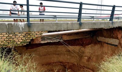 En el segundo puente de la Costanera Norte, cerca de la rotonda, el caudal afectó la estructura.