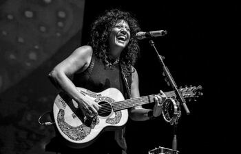 con-su-guitarra-su-voz-y-sus-canciones-la-artista-espanola-rosana-ofrecera-esta-noche-su-primer-concierto-en-paraguay--224755000000-1745651.jpg