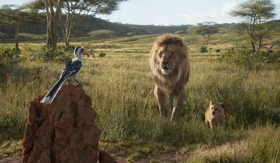 En el fotograma cedido por Disney Enterprises aparecen el pájaro bucerótido Zazu (i), el león Mufasa y su hijo Simba, durante una escena de la película "El rey león" que llega a las salas de cine.