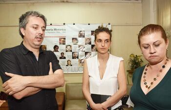 gonzalo-vasquez-y-laura-duguine-c-en-el-museo-de-las-memorias-junto-con-yudith-rolon--222706000000-1389865.jpg