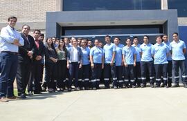 el-gerente-jose-antonio-irastorza-posa-con-parte-del-plantel-de-la-empresa-estelar-sa--204654000000-1706345.jpg