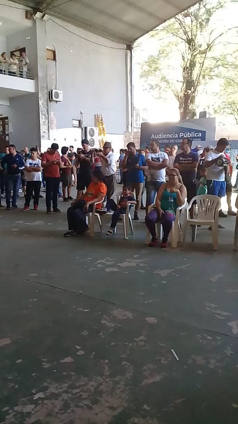 Tinglado municipal de Lambaré, uno de los lugares más tranquilos donde se realizó el trámite, en comparación con los demás.