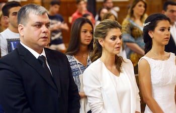 la-quinceanera-junto-a-sus-padres-felipe-lovera-y-alejandra-encina-marin-en-la-iglesia-san-jose--204852000000-1510773.jpg